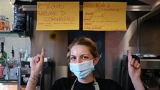 Majitelka římské kavárny zakazuje ve svém podniku hovořit o koronaviru. Lidé si... Majitelka římské kavárny zakazuje ve svém podniku hovořit o koronaviru. Lidé si...