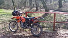 Stroj, na kterém havaroval ujíždějící motorkář. Stroj, na kterém havaroval ujíždějící motorkář.