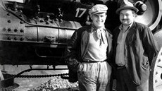 Jiří Voskovec a Jan Werich u parního válce, před kterým nestačil uskočit Adolf... Jiří Voskovec a Jan Werich u parního válce, před kterým nestačil uskočit Adolf...