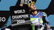 Enea Bastianini slaví titul mistra světa ve třídě Moto2. Enea Bastianini slaví titul mistra světa ve třídě Moto2.