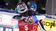 Vítězná Petra Vlhová (čelem) v objetí s druhou v pořadí Michelle Gisinovou po... Vítězná Petra Vlhová (čelem) v objetí s druhou v pořadí Michelle Gisinovou po...