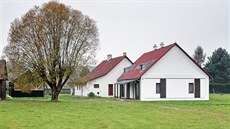 Usedlost v jižních Čechách: původní chalupu, přilehlou stodolu a několik... Usedlost v jižních Čechách: původní chalupu, přilehlou stodolu a několik...