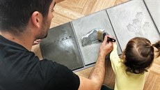 Jiří Vojtěšek s dcerou Laurou impregnuje betonový obraz. Jiří Vojtěšek s dcerou Laurou impregnuje betonový obraz.