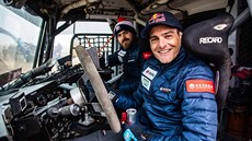 Ignacio Casale (vpravo) se chystá ídit tatru stáje Buggyra na Rallye Dakar...