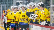 Hokejisté Bernu se radují z gólu před poloprázdnými tribunami, Hokejisté Bernu se radují z gólu před poloprázdnými tribunami,