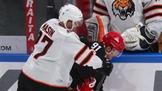 Dominik Mašín (vlevo) z Amuru Chabarovsk v souboji s Michailem Junkovem ze... Dominik Mašín (vlevo) z Amuru Chabarovsk v souboji s Michailem Junkovem ze...