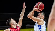 Český rozehrávač Jakub Šiřina střílí na belgický koš, zastavit se ho pokouší... Český rozehrávač Jakub Šiřina střílí na belgický koš, zastavit se ho pokouší...