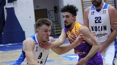Kolínské křídlo Filip Novotný (vlevo) útočí na ústecký koš kolem Dereka Hanese. Kolínské křídlo Filip Novotný (vlevo) útočí na ústecký koš kolem Dereka Hanese.