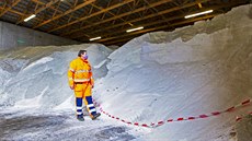 Pracovník Správy a údržby silnic Plzeňského kraje kontroluje zásoby posypové... Pracovník Správy a údržby silnic Plzeňského kraje kontroluje zásoby posypové...