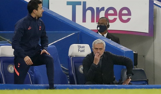 José Mourinho, trenér Tottenhamu Hotspur, sleduje utkání na Chelsea.