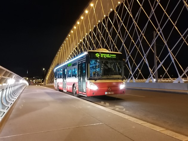 <p>Dopravní podnik proměnil tramvaje Mazačku #5572, T3 #7001, Škoda 15T ForCity #9401 a retrobus Karosa Citelis #3510 do vánočního provedení .</p>
