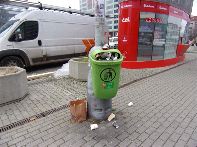 <p>U autobusových zastávek v blízkosti nákupních center jeden odpadkový koš nestačí.</p>