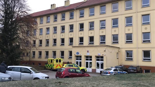 Při pádu z okna kladenské školy zemřela mladistvá dívka. (30.11.2020) Při pádu z okna kladenské školy zemřela mladistvá dívka. (30.11.2020)