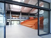 Těžištěm vnitřní dispozice je centrální halový prostor s oranžovým amfiteátrem,... Těžištěm vnitřní dispozice je centrální halový prostor s oranžovým amfiteátrem,...