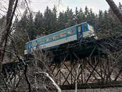 Na Semilsku spadl strom na vlak jedoucí po mostě. Na Semilsku spadl strom na vlak jedoucí po mostě.