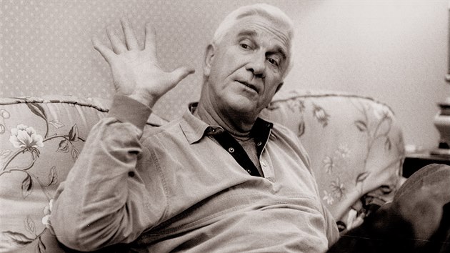 Slavný kanadský komik Leslie Nielsen v roce 1988