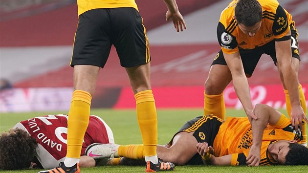 Momenty po stetu Davida Luize z Arsenalu a Rala Jimneze z Wolverhamptonu, pi kterm utrpl druh jmenovan frakturu lebky.