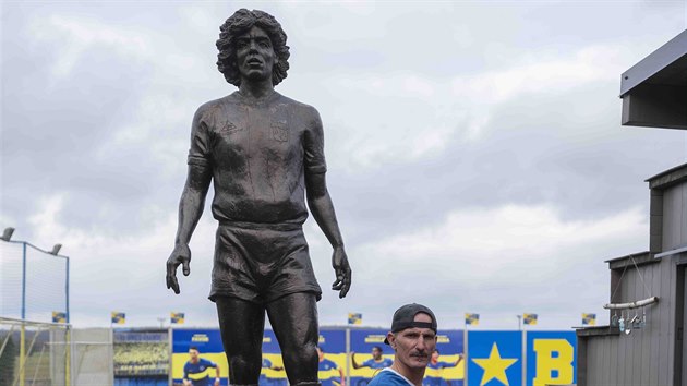 Miloslav Urbanec pózuje u Maradonovy sochy.