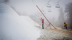 Na Monínci vyrábjí sníh i pi plusových teplotách, proto zaínají sezonu mezi...