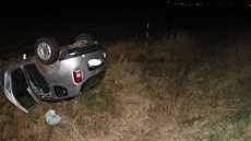 Opilý řidič vjel vysokou rychlostí na zvýšený střed kruhového objezdu. Náraz... Opilý řidič vjel vysokou rychlostí na zvýšený střed kruhového objezdu. Náraz...