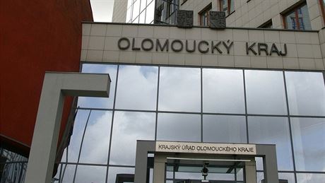 Olomoucký kraj (na snímku budova jeho sídla v Olomouci) nyní dluí 3,7 miliardy, co pedstavuje 5 799 korun na jednoho obyvatele. Výe dluhu se má pitom jet zvýit.