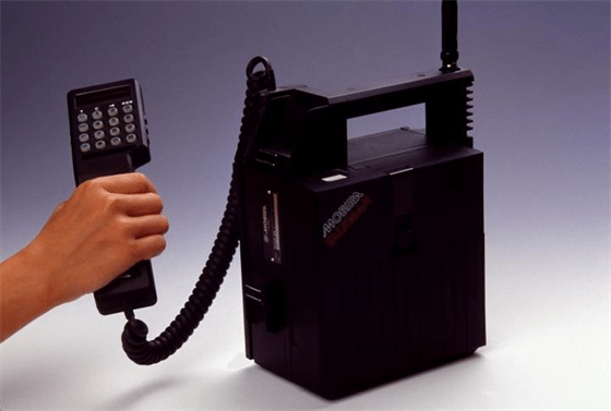 První mobil v nabídce Eurotelu byla 4,5 kilogramu váící kufíková Nokia Talkman
