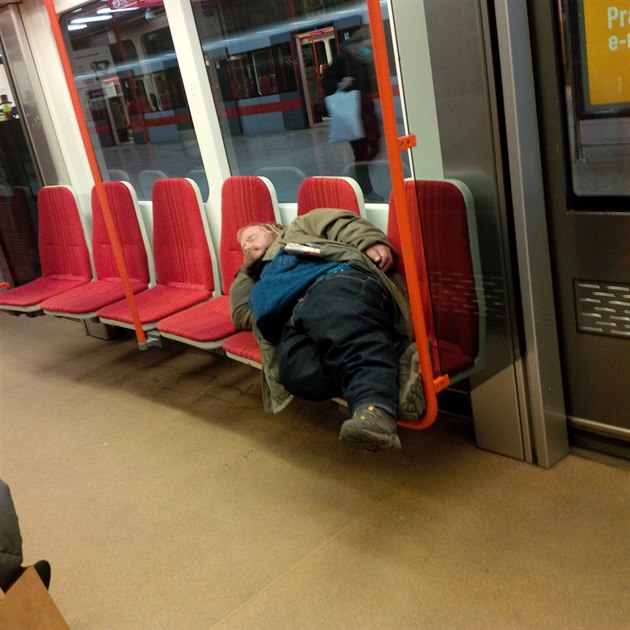 Netradin spící mu ve vagonu metra