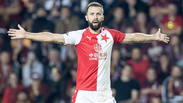 Josef Hušbauer ze Slavie gestikuluje v derby se Spartou. Josef Hušbauer ze Slavie gestikuluje v derby se Spartou.