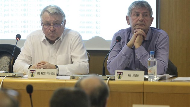 Na tři roky starém snímku sedí vlevo exstarosta František Kučera, který byl... Na tři roky starém snímku sedí vlevo exstarosta František Kučera, který byl...
