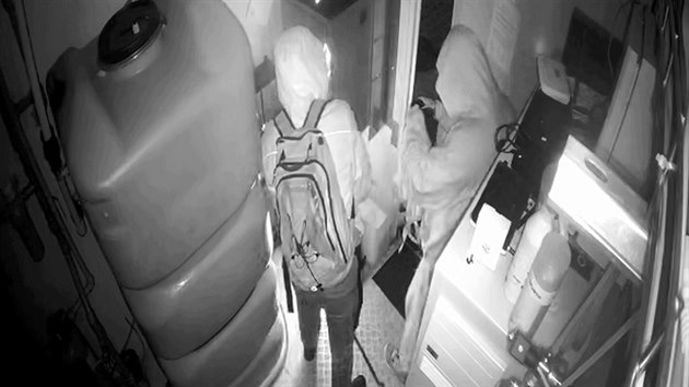 Zloději se do automatu prořezali rozbrušovačkou. Zloději se do automatu prořezali rozbrušovačkou.