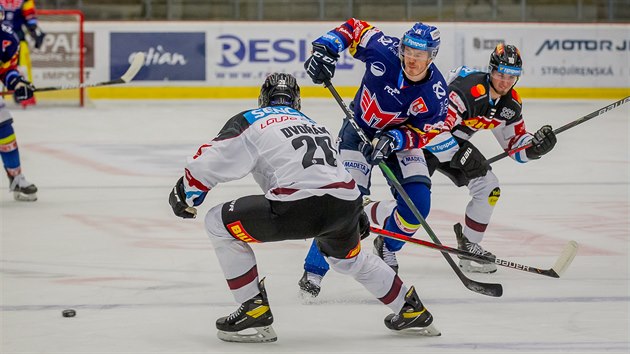 Českobudějovický Pavel Pýcha se snaží přejít přes Tomáše Dvořáka ze Sparty. Českobudějovický Pavel Pýcha se snaží přejít přes Tomáše Dvořáka ze Sparty.