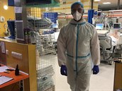 Maskáče vyměnil za ochranný oblek. Četař Pavel Nedorost aktuálně pomáhá na... Maskáče vyměnil za ochranný oblek. Četař Pavel Nedorost aktuálně pomáhá na...