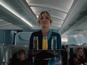 Letušku Cassandru hraje Kaley Cuoco.
