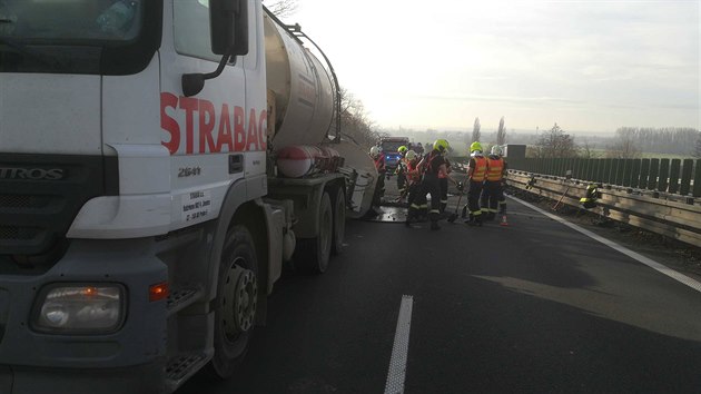 Na dálnici D46 mezi obcí Olšany u Prostějova a olomouckou částí Slavonín se dopoledne převrátila cisterna s asfaltem.