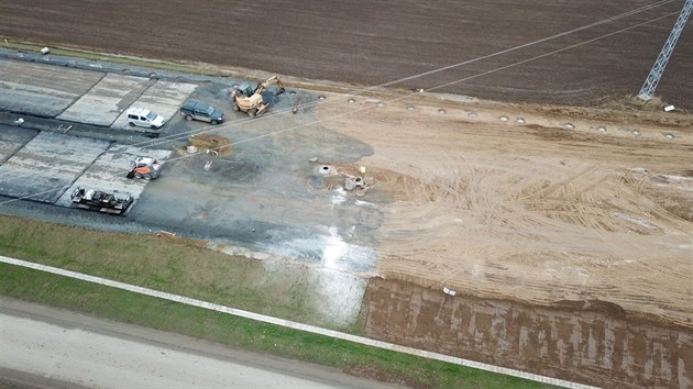 Výstavba obchvatu Otrokovic, který bude součástí dálnice D55. Snímek je z listopadu 2020.