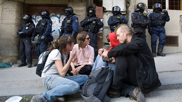 Protestn akce na podporu squater, kte vnikli do oputnho domu na rohu ulice Apolinsk a Na Slupi (12. 9. 2009)