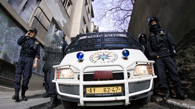 Zsah policie proti protestn akci na podporu squater, kte vnikli do oputnho domu na rohu ulice Apolinsk a Na Slupi (12. 9. 2009)