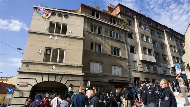 Squatei vnikli do oputnho domu na rohu ulice Apolinsk a Na Slupi, nkolik destek dalch squatter je venku podporovalo. (12. 9. 2009)