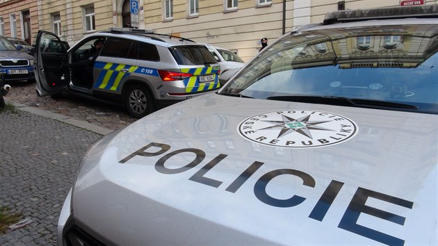 Dva muže zranil výstřel ze zbraně, kterou našli při uklízení bytu v Praze 5. (2.12.2020)