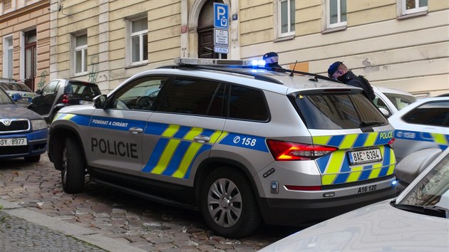 Dva muže zranil výstřel ze zbraně, kterou našli při uklízení bytu v Praze 5. (2.12.2020)