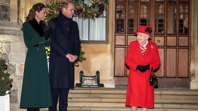 Krlovna Albta II. s princem Williamem a vvodkyn Kate (Windsor, 8. prosince 2020)