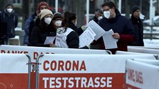 Lidé ve Vídni ekají na testování na koronavirus. (4. prosince 2020)