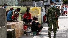 Policisté ve filipínském Caloocan City na předměstí metropole Manily (28. října... Policisté ve filipínském Caloocan City na předměstí metropole Manily (28. října...
