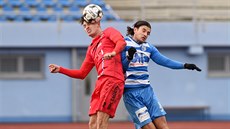 Jan Silný (vlevo) z Líšně hlavičkuje balon, v souboji s ním je Matyáš Písačka z... Jan Silný (vlevo) z Líšně hlavičkuje balon, v souboji s ním je Matyáš Písačka z...