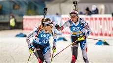 Markéta Davidová předává štafetu Evě Puskarčíkové v Kontiolahti. Markéta Davidová předává štafetu Evě Puskarčíkové v Kontiolahti.