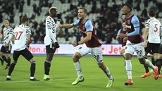 Tomáš Souček (uprostřed) z West Hamu se raduje ze vstřeleného gólu proti... Tomáš Souček (uprostřed) z West Hamu se raduje ze vstřeleného gólu proti...