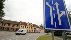 V Masarykově ulici v Novém Městě na Moravě, kde se stala řada nehod, čekají v... V Masarykově ulici v Novém Městě na Moravě, kde se stala řada nehod, čekají v...