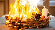 „I svíčka na adventním věnci je otevřený oheň, což si pořád mnoho lidí... „I svíčka na adventním věnci je otevřený oheň, což si pořád mnoho lidí...