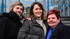 Záchranáři přebírají péči o muže, jemuž sestřičky zachránily život tím, že jej... Záchranáři přebírají péči o muže, jemuž sestřičky zachránily život tím, že jej...