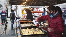 Někteří prodejci na vánočních trzích před libereckou radnicí (na snímku) se... Někteří prodejci na vánočních trzích před libereckou radnicí (na snímku) se...